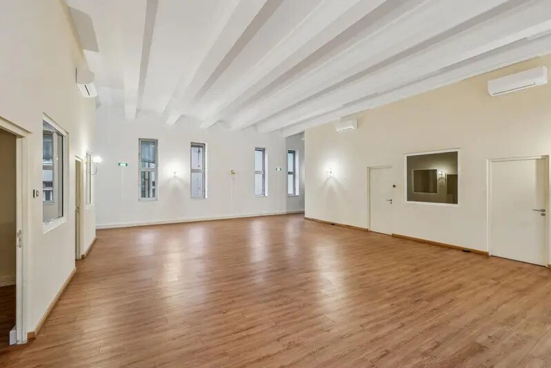 Office in Asnières-sur-Seine to rent - Building Photo - Image 2 of 8