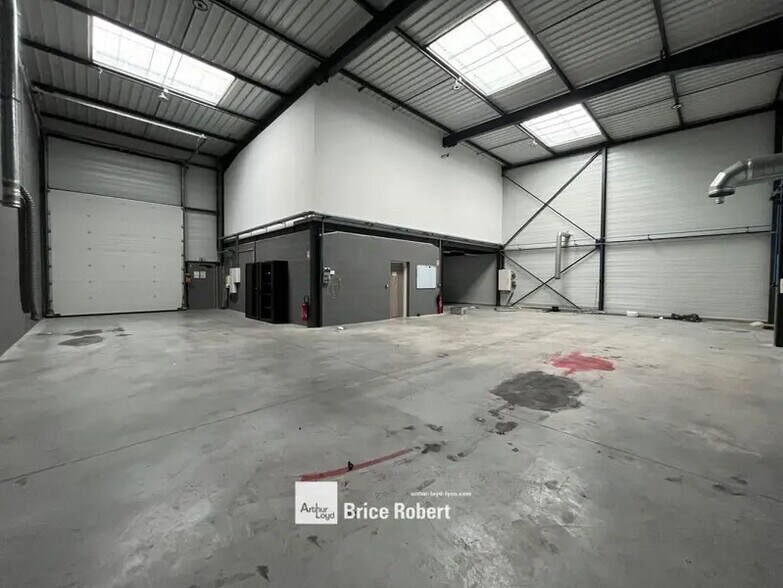 Light Industrial in Chassieu to rent - Interior Photo - Image 2 of 6