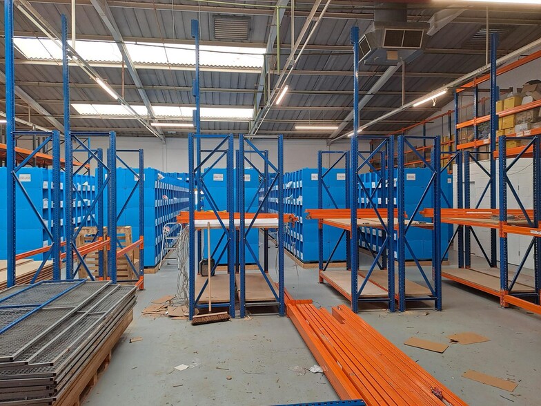 Bessemer Dr, Stevenage to rent - Building Photo - Image 3 of 4