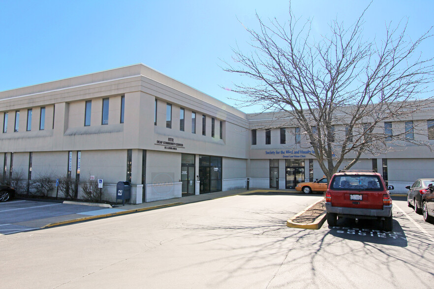 8760-8798 Manchester Rd, Brentwood, MO for rent - Building Photo - Image 1 of 4