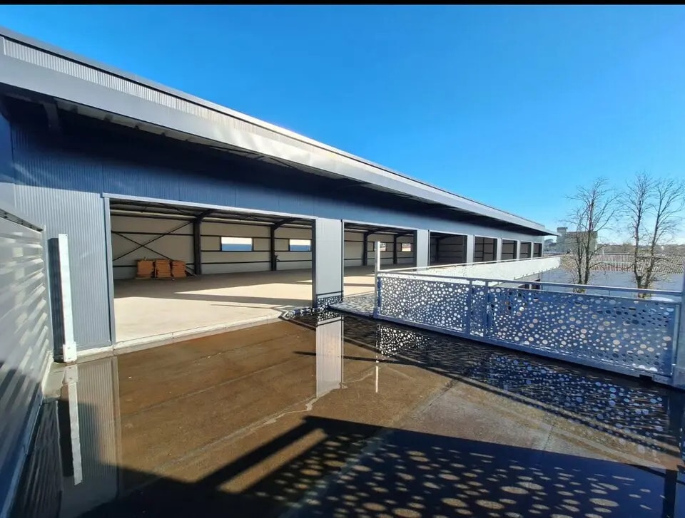 Location Local d'activités 400 m² - Photo 1