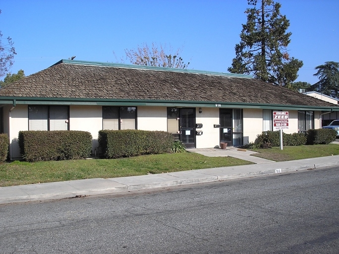 916 W Oak Ave, Visalia, CA for rent - Primary Photo - Image 1 of 7