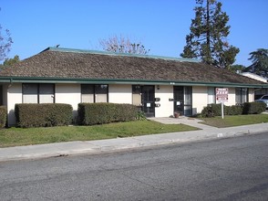 916 W Oak Ave, Visalia, CA for rent Primary Photo- Image 1 of 8