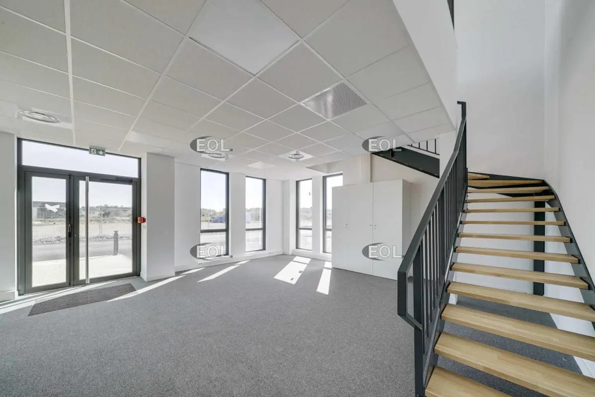 Light Industrial in Saint-Priest to rent Interior Photo- Image 1 of 4