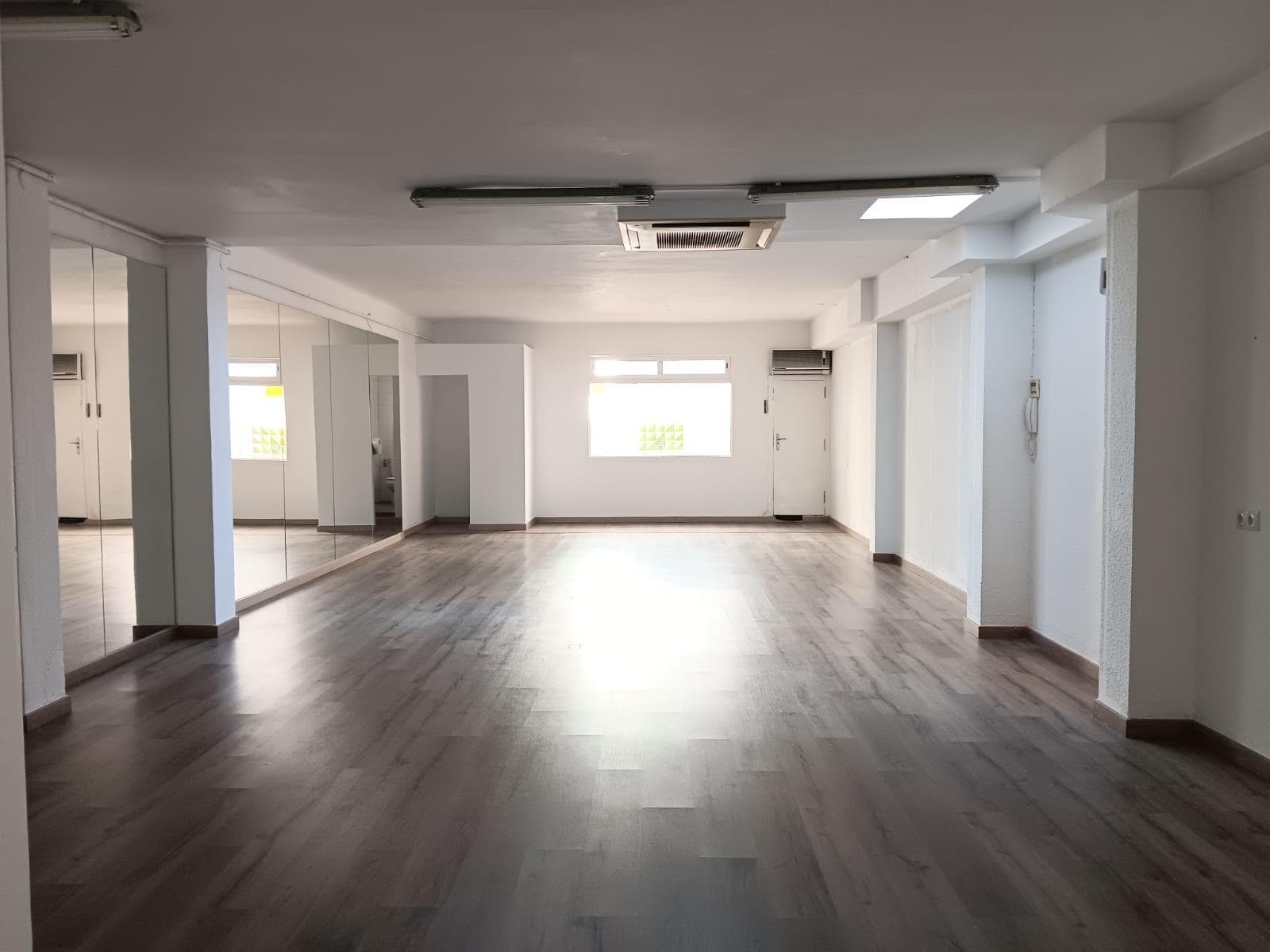 Retail in Barcelona, Barcelona to rent Interior Photo- Image 1 of 15