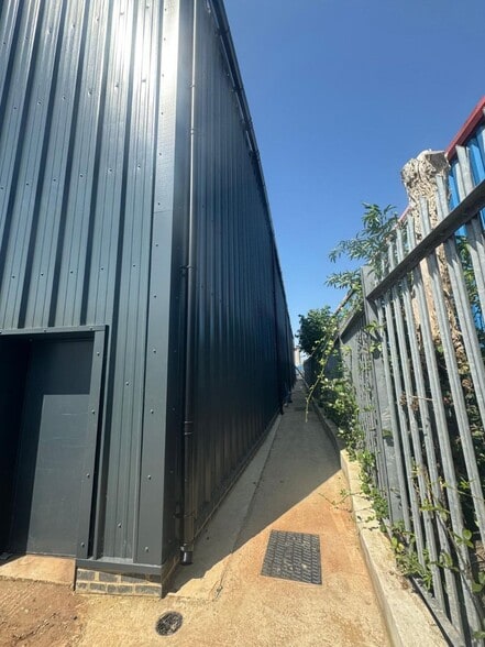 Kings Rd, Canvey Island to rent - Building Photo - Image 3 of 4