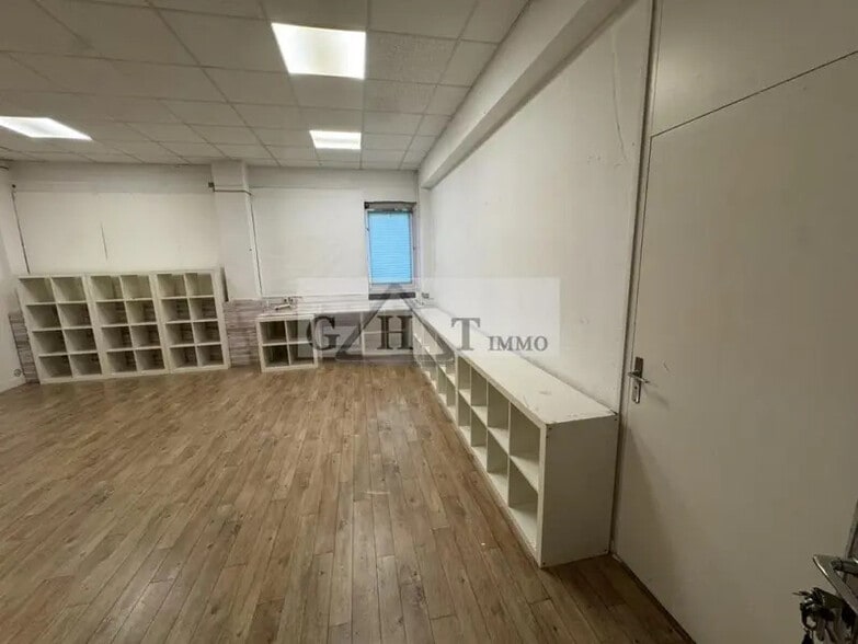 Office in Igny to rent - Interior Photo - Image 1 of 3