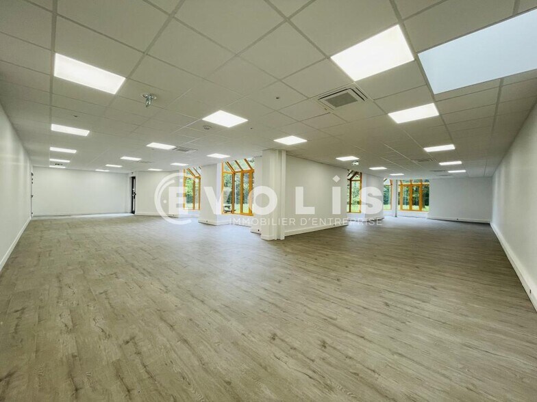 Light Industrial in Croissy-Beaubourg to rent - Interior Photo - Image 2 of 10