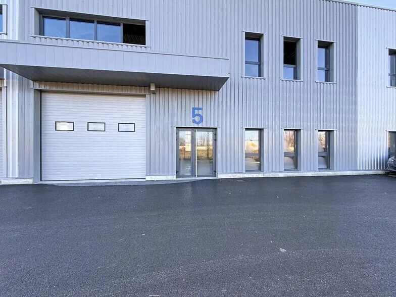 Light Industrial in Bourgoin-Jallieu to rent - Building Photo - Image 2 of 8