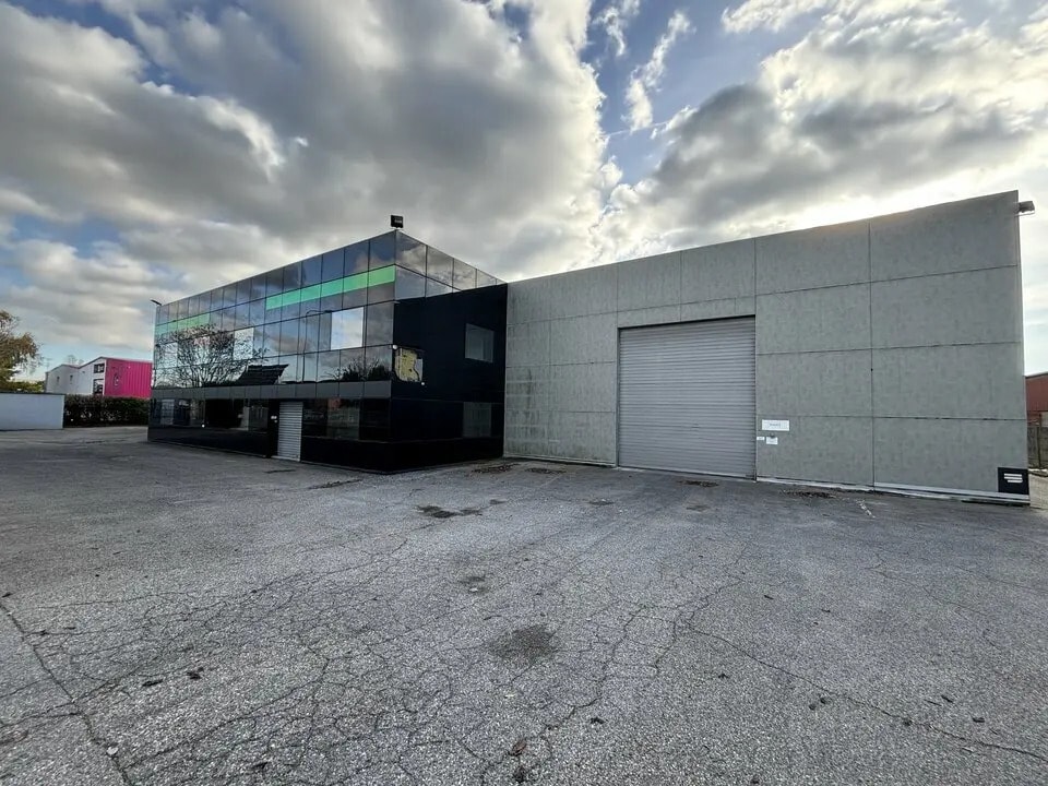 4 Rue Des Alpes, Vaulx-en-Velin to rent Building Photo- Image 1 of 13