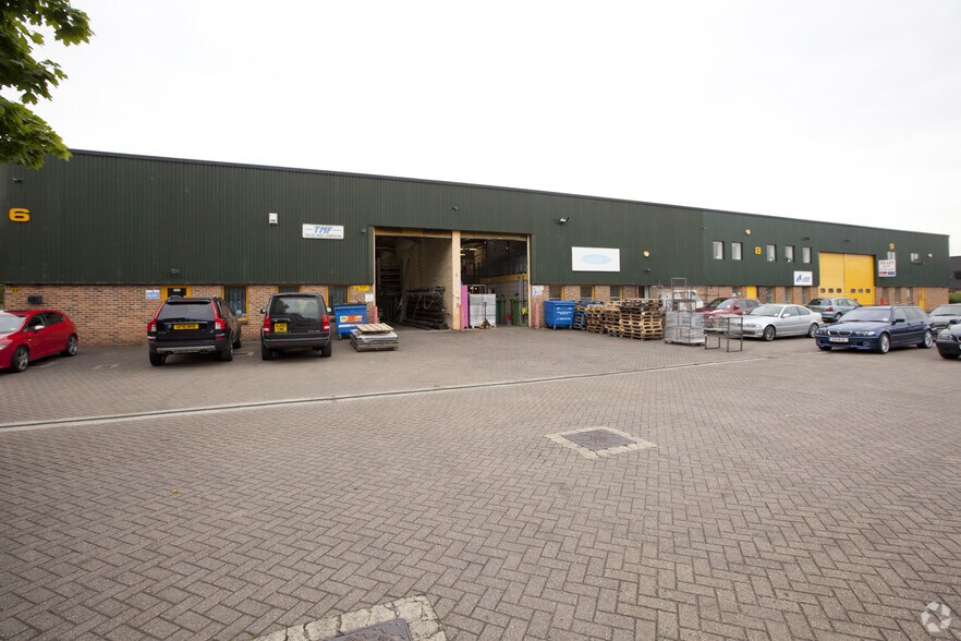 6-9 Pipers Ln, Thatcham for sale - Primary Photo - Image 1 of 1