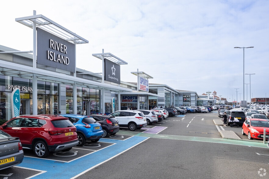 1-8 Gardiners Link S, Basildon for sale - Primary Photo - Image 1 of 1