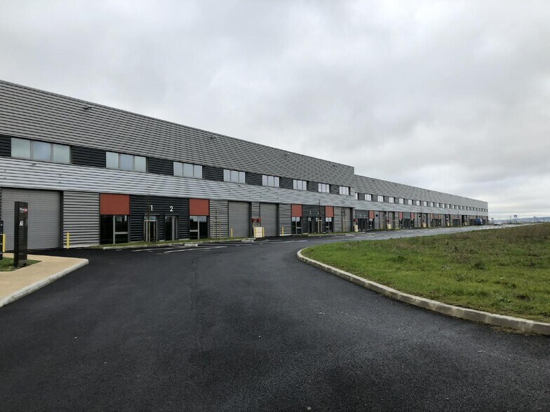 Office in Le Thillay to rent - Building Photo - Image 3 of 10