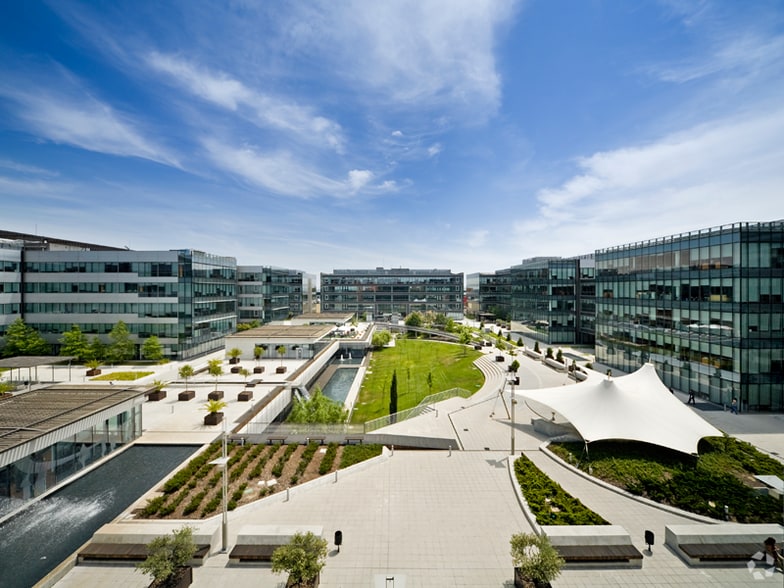 Calle de Campezo, 1, Madrid, Madrid to rent - Building Photo - Image 1 of 14