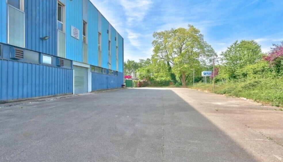 1 Rue Blaise Pascal, Chilly-Mazarin to rent - Building Photo - Image 2 of 11