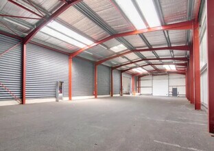 Light Industrial in Tremblay-en-France to rent Building Photo- Image 2 of 2