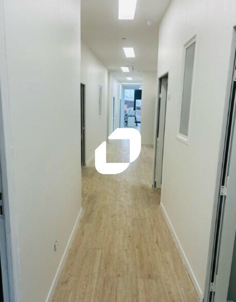 Light Industrial in Saint-Cloud to rent - Interior Photo - Image 2 of 4