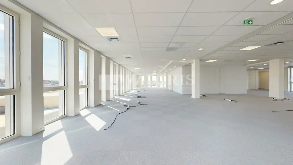 Office in Décines-Charpieu to rent Primary Photo- Image 1 of 15
