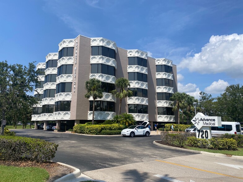 720 Goodlette Rd N, Naples, FL for rent - Primary Photo - Image 1 of 11