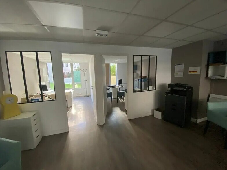 Retail in Montigny-le-Bretonneux to rent - Interior Photo - Image 3 of 5