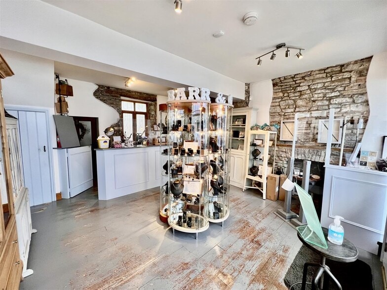 1 Carmarthen St, Llandeilo to rent - Interior Photo - Image 3 of 23