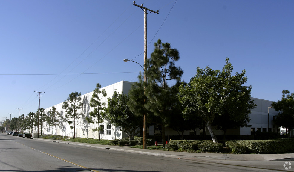 5750-5760 Grace Pl, Commerce, CA for rent - Building Photo - Image 3 of 44