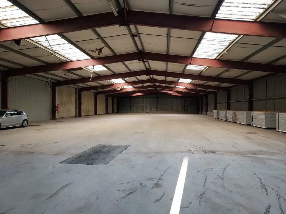 Location Entrepôt 1 700 m² - Photo 1