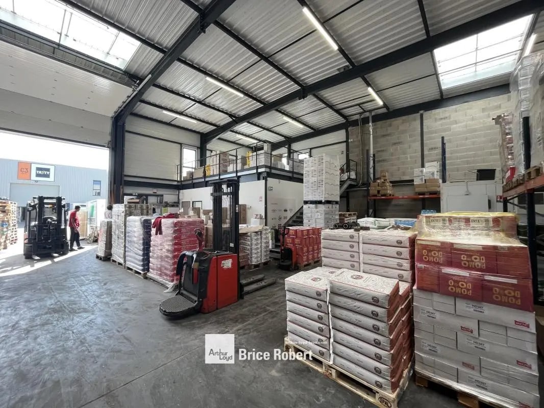 Light Industrial in Décines-Charpieu for sale Interior Photo- Image 1 of 7