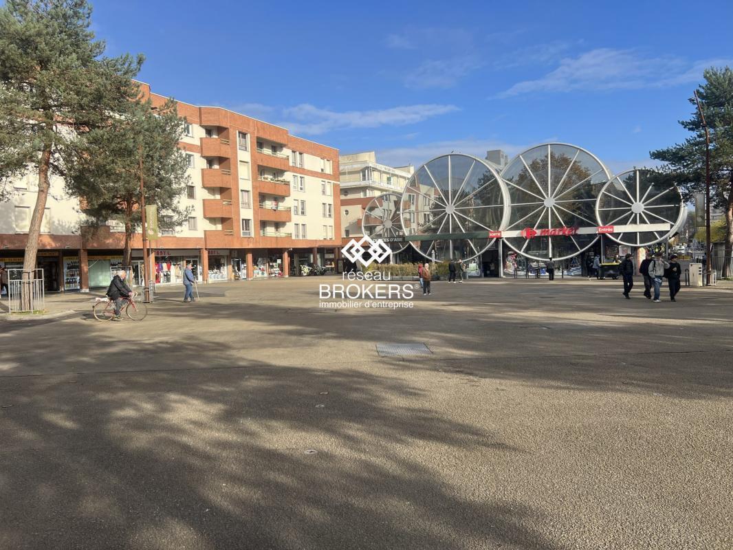 Retail in Montigny-le-Bretonneux to rent Building Photo- Image 1 of 11