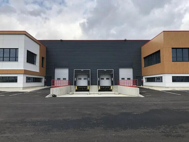 Light Industrial in Roissy-en-France to rent - Building Photo - Image 1 of 2