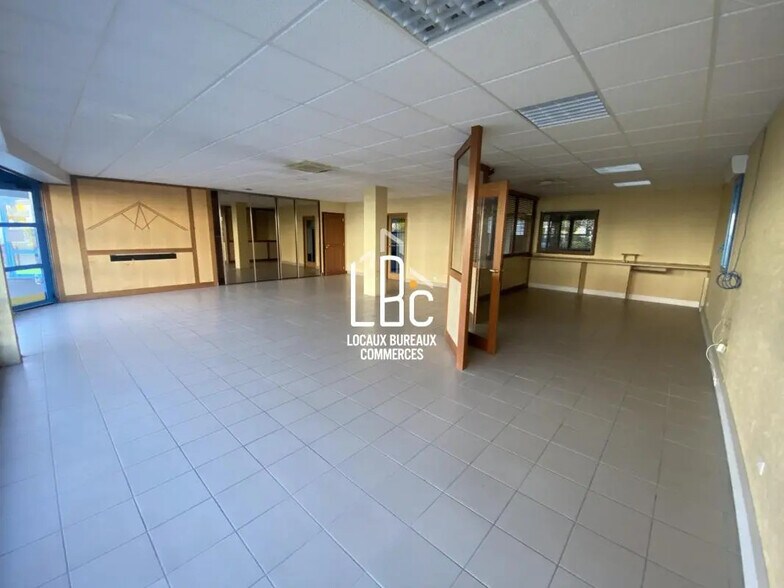 28 Boulevard Jean Monnet, Rezé to rent - Building Photo - Image 2 of 15