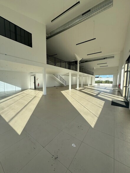 Industrial in Roquebrune-sur-Argens for sale - Interior Photo - Image 2 of 6