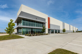 7500-7601 Oak Grove Rd, Fort Worth, TX for rent Building Photo- Image 1 of 9