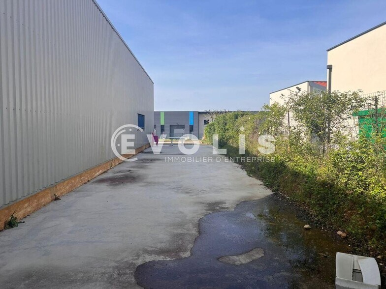 12 Rue De La Pierre Millière, Saint-Quentin-Fallavier to rent - Building Photo - Image 3 of 15
