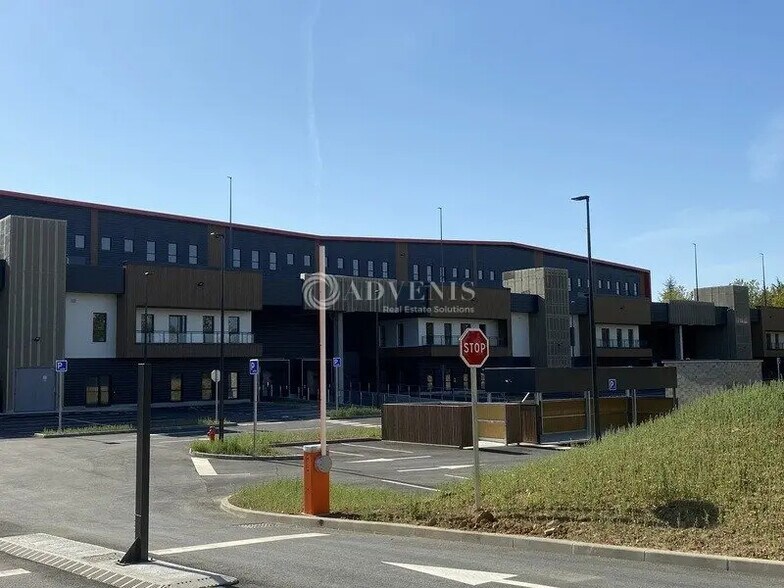 Industrial in Élancourt to rent - Building Photo - Image 3 of 9