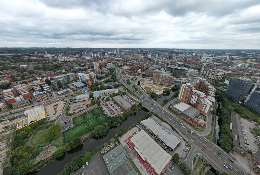 9 Kirkstall Rd, Leeds to rent - Building Photo - Image 3 of 4