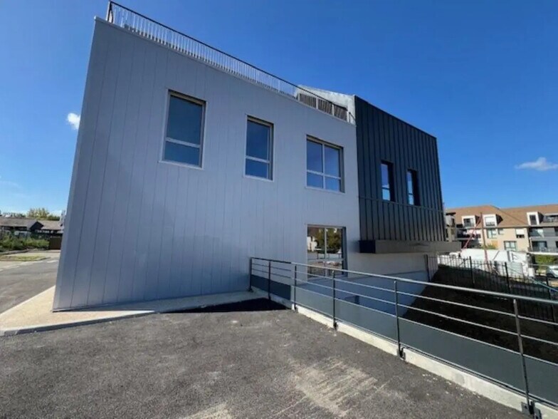 Office in Plaisir to rent - Building Photo - Image 3 of 8