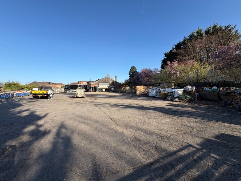 15 Manor Way, Borehamwood to rent - Building Photo - Image 3 of 7