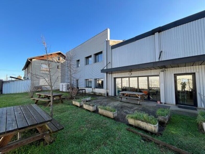 Light Industrial in Vaulx-en-Velin to rent - Building Photo - Image 3 of 16
