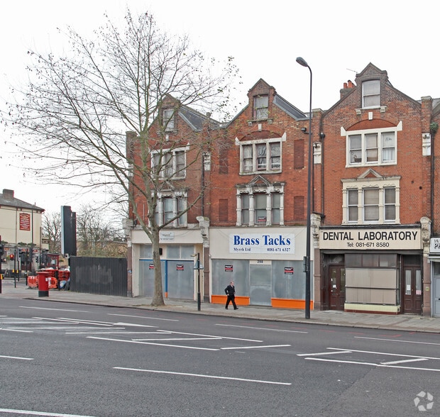 298-300 Brixton Hl, London to rent - Building Photo - Image 3 of 4