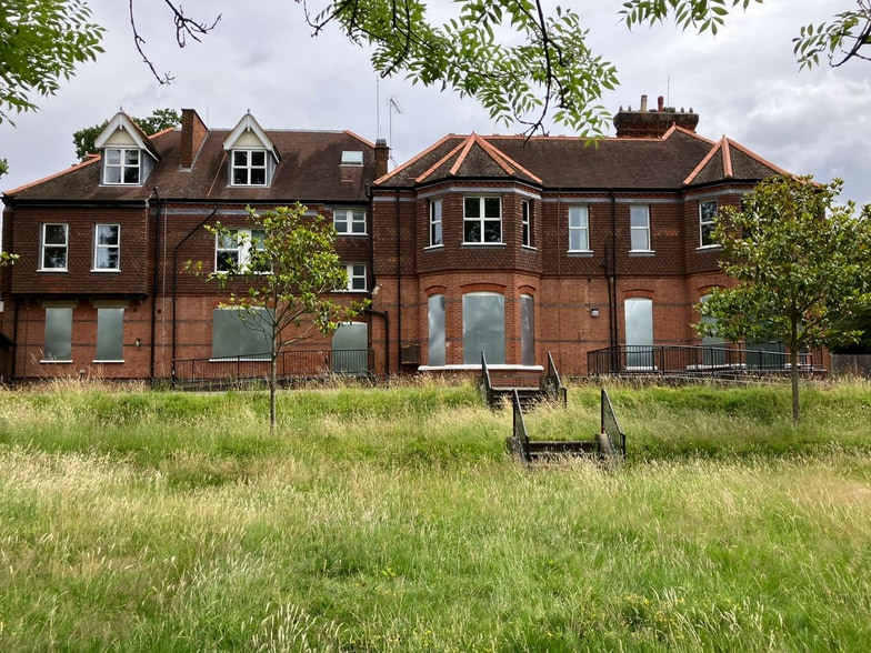 Spa Dr, Epsom for sale - Primary Photo - Image 1 of 1