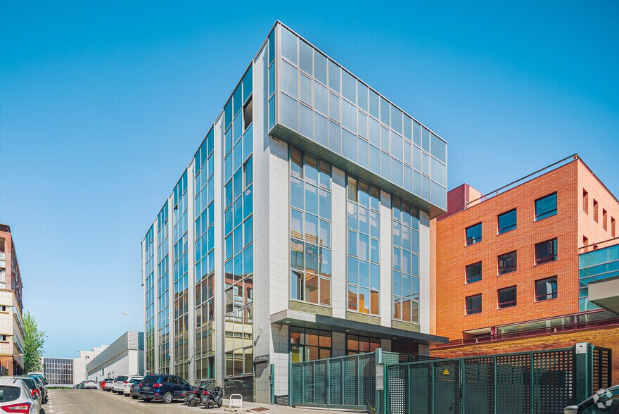 Office in Madrid, Madrid to rent - Building Photo - Image 2 of 7