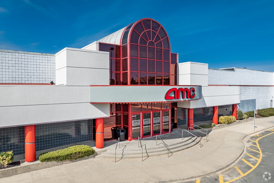 1025 Corporate Dr, Westbury, NY to rent - Building Photo - Image 2 of 5