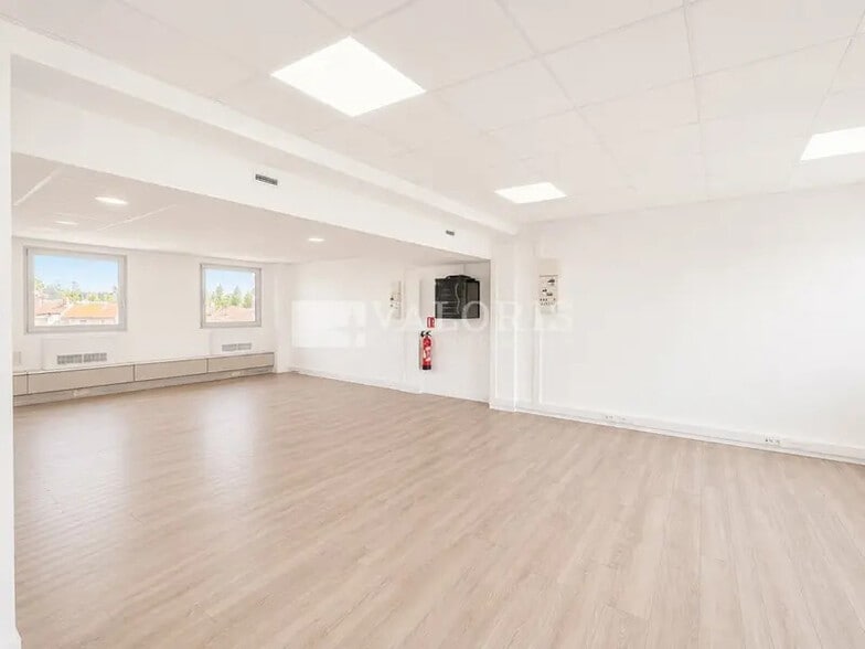 6 Place Charles Hernu, Villeurbanne to rent - Interior Photo - Image 3 of 16