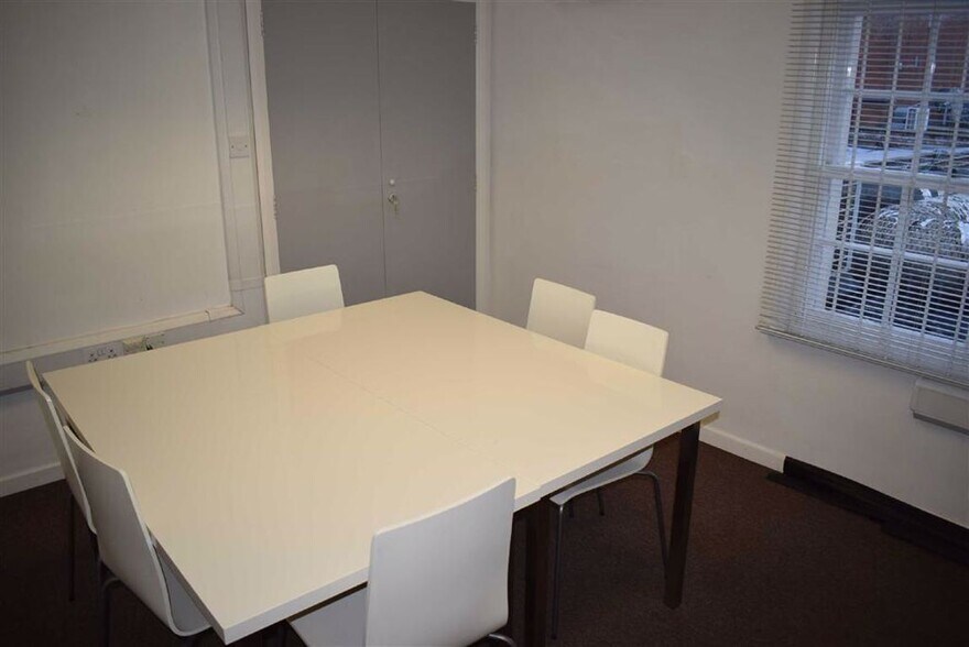 218 High St, Epping to rent - Building Photo - Image 3 of 6