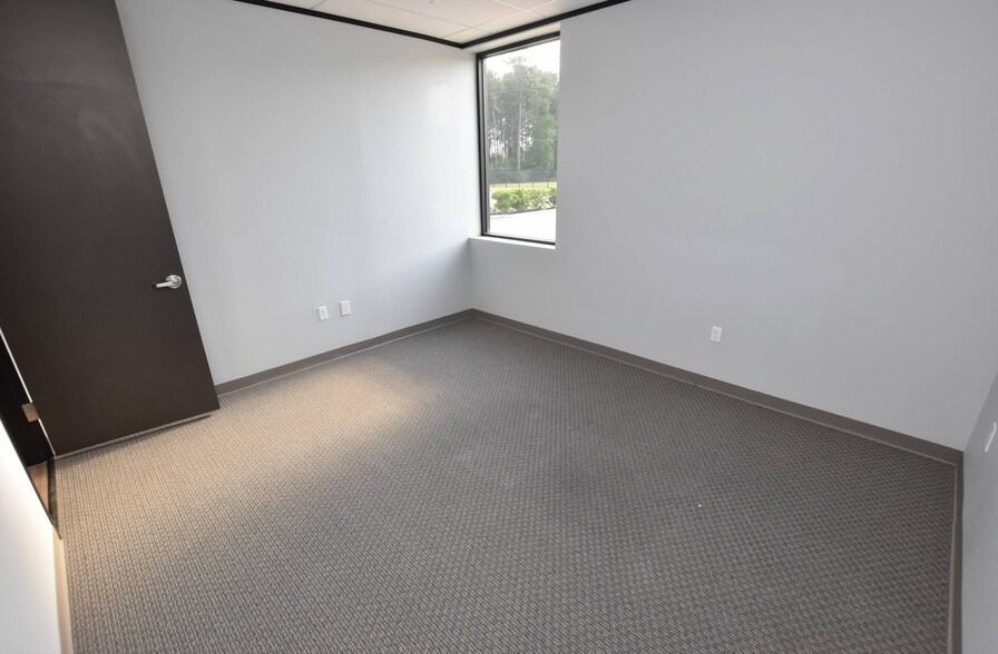 18801 Intercontinental Crossing Dr, Houston, TX for rent - Building Photo - Image 3 of 9