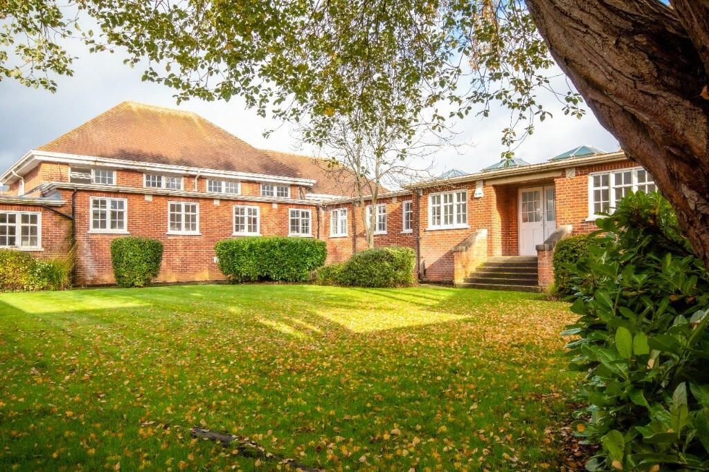 Alexander Rd, St Albans to rent Building Photo- Image 1 of 17