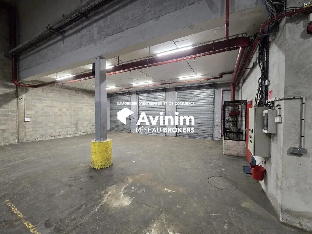Location Entrepôt 1 352 m² - Photo 1