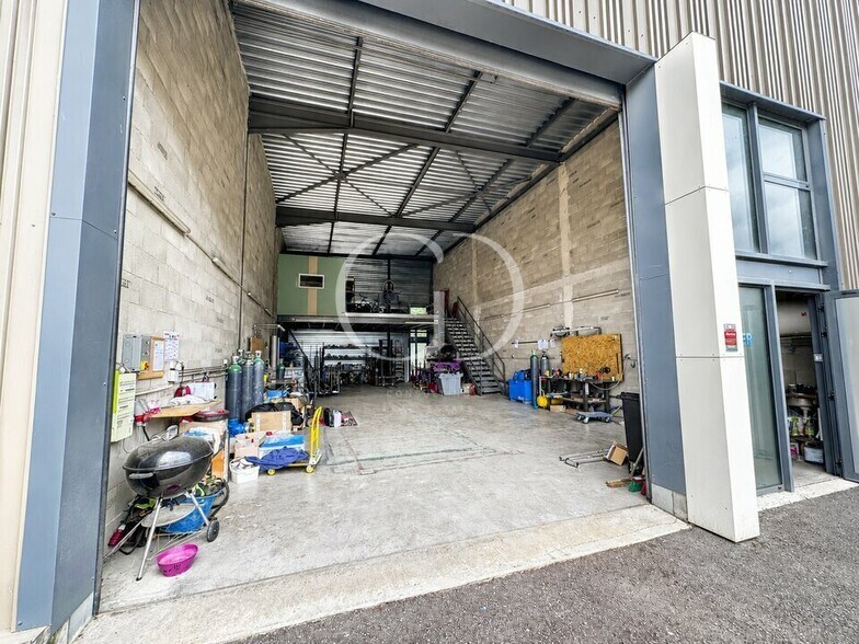 7 Rue Du Chapoly, Saint-Genis-les-Ollières to rent - Building Photo - Image 2 of 6