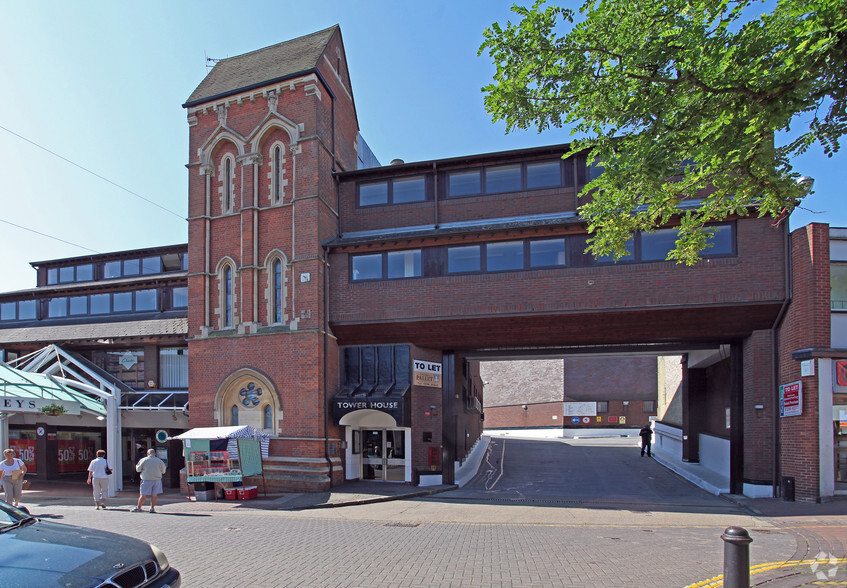 High St, Aylesbury for rent - Building Photo - Image 2 of 6